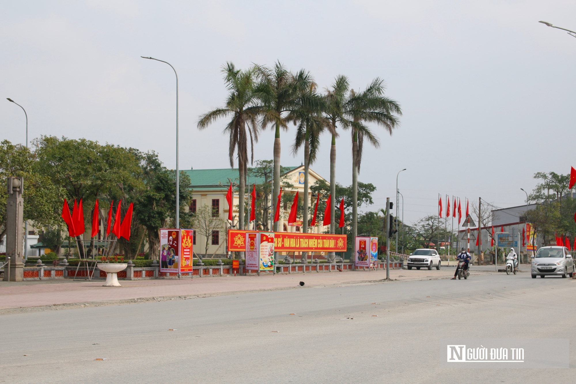 Đường phố qu&ecirc; hương B&aacute;c Hồ rực rỡ cờ hoa ch&agrave;o mừng Đại hội XIV của Đảng - Ảnh 14.