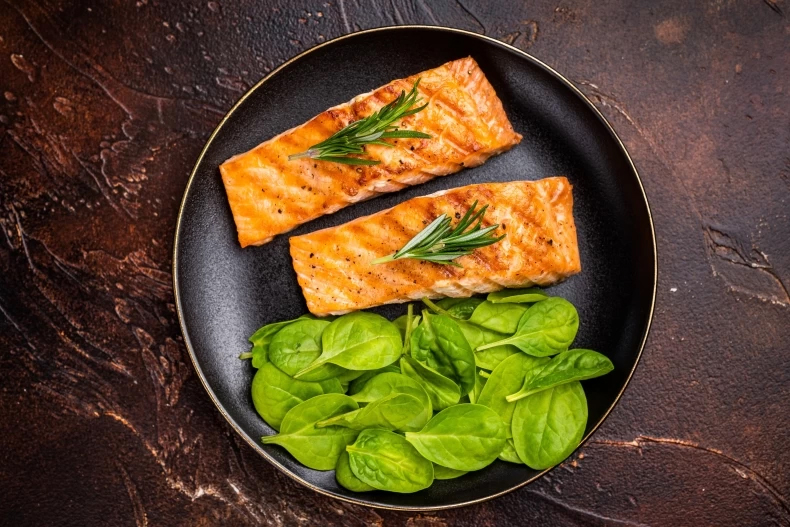 Những loại thực phẩm sau 40 tuổi nên ăn đều, giúp tim khỏe, da mịn và trẻ lâu tự nhiên - Ảnh 3.