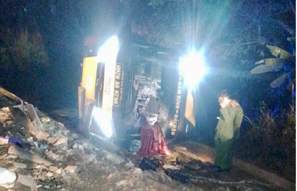 Xe khách lật trên quốc lộ trong trời mưa mù, 4 người chết tại chỗ - Ảnh 2.