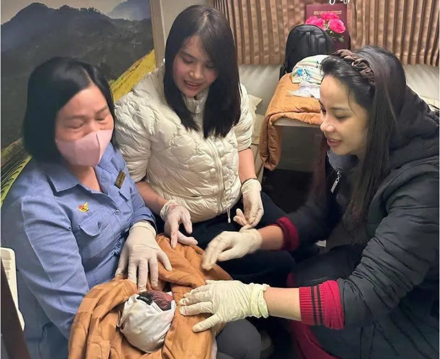 Khen thưởng 2 nữ hộ sinh đỡ đẻ thành công cho sản phụ trên tàu SE4 - Ảnh 1.