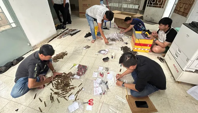 Triệt phá đường dây mua bán, tàng trữ vũ khí quân dụng quy mô lớn, khởi tố 13 bị can liên quan - Ảnh 1.