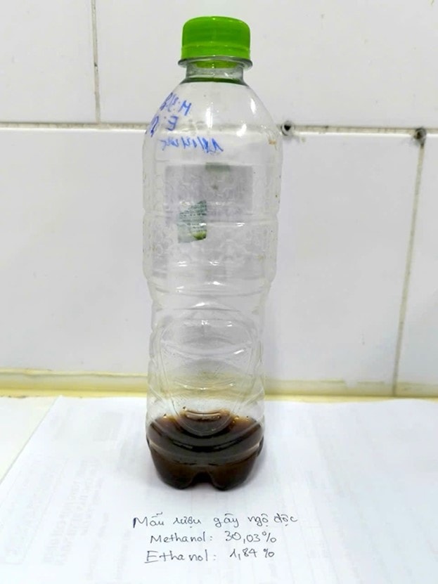 Ngộ độc rượu giả, bác sĩ cảnh báo gia tăng trong dịp Tết - Ảnh 1.