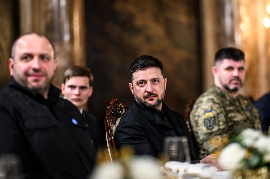 Phái đoàn Ukraine đến Mỹ, mang theo tập tài liệu mỏng nhưng trọng trách lớn lao - Ảnh 1.