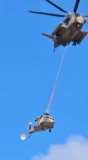 D&acirc;y an to&agrave;n bị đứt, trực thăng đang được giải cứu rơi thẳng xuống đất - Ảnh 1.