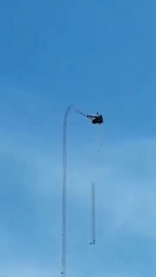 Cột truyền tải điện bất ngờ đổ sập, 2 c&ocirc;ng nh&acirc;n rơi xuống đất tử vong - Ảnh 1.