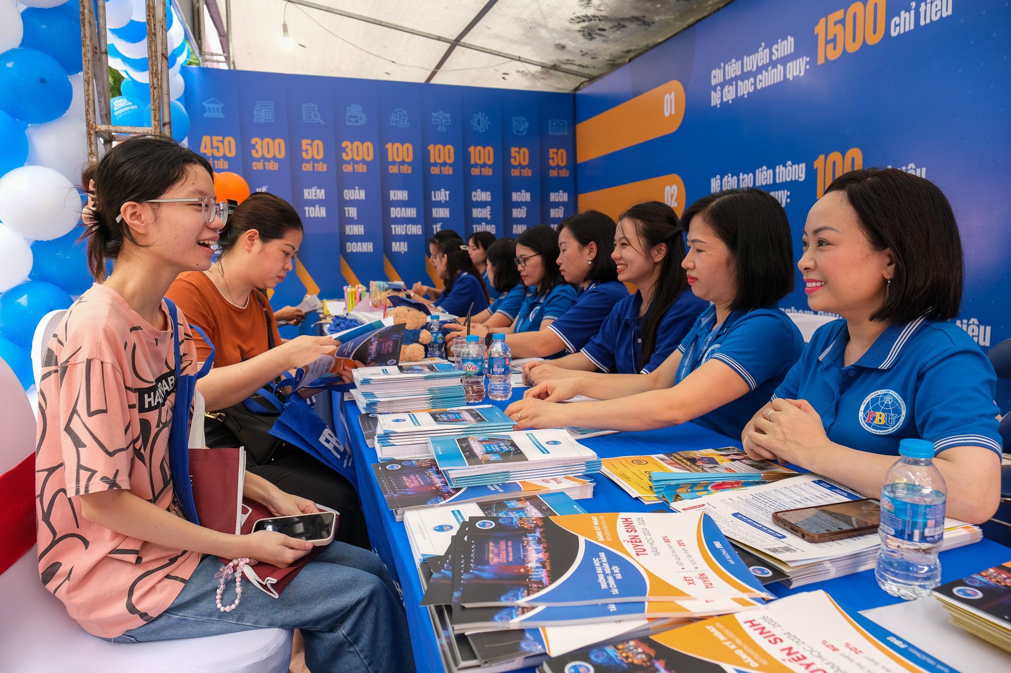 Tư vấn tuyển sinh 2026 đầu tiên diễn ra tại Đại học Vinh, quy tụ 100 gian tư vấn chọn ngành cho thí sinh - Ảnh 2.