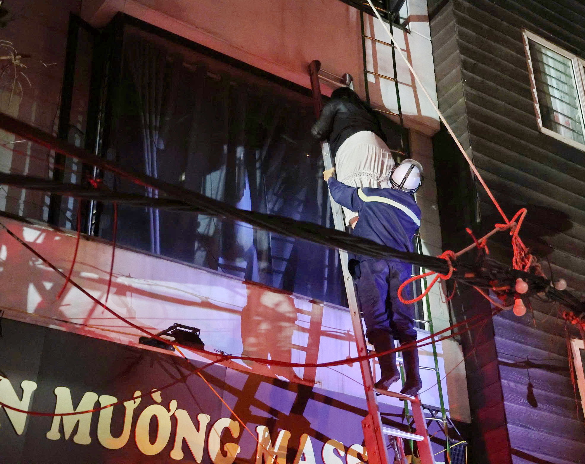 Cháy cơ sở massage ngõ 349 Minh Khai, cứu 1 người mắc kẹt- Ảnh 1.