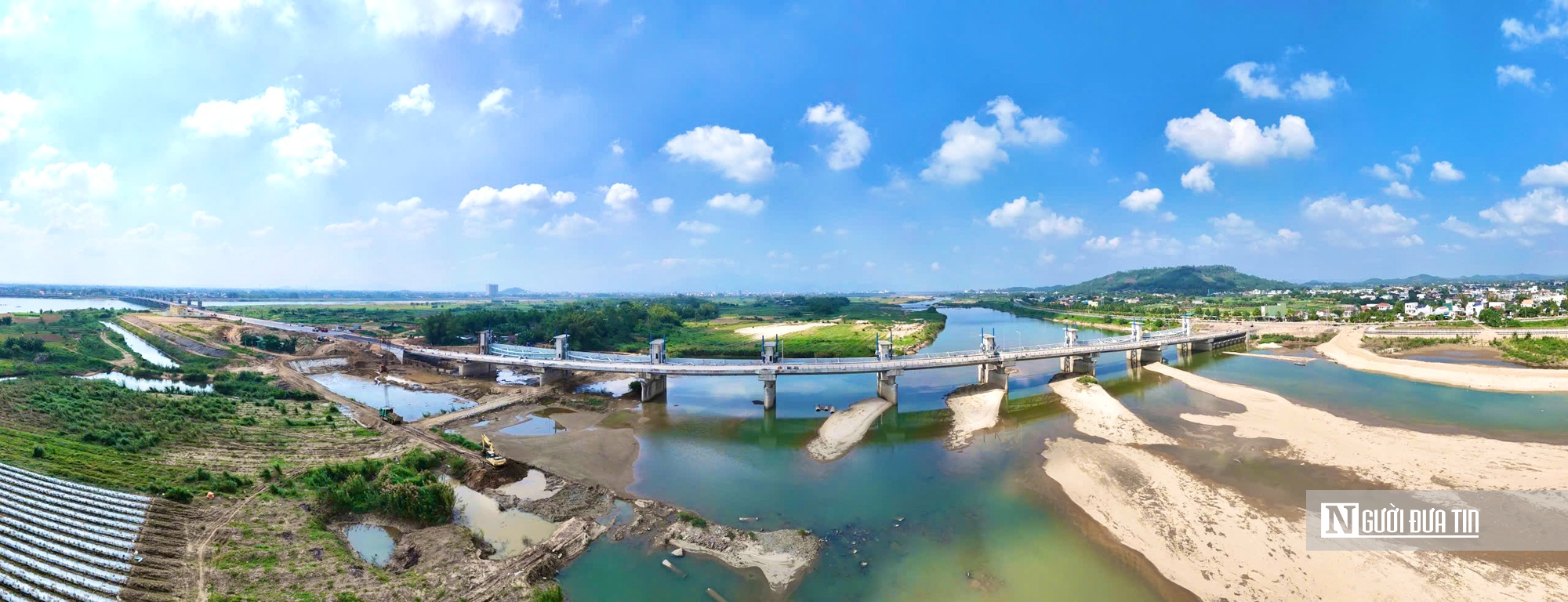 Đập d&acirc;ng s&ocirc;ng Tr&agrave; Kh&uacute;c gần 1.500 tỷ đồng hối hả thi c&ocirc;ng nước r&uacute;t, nỗ lực th&ocirc;ng xe trước Tết 2026- Ảnh 1.
