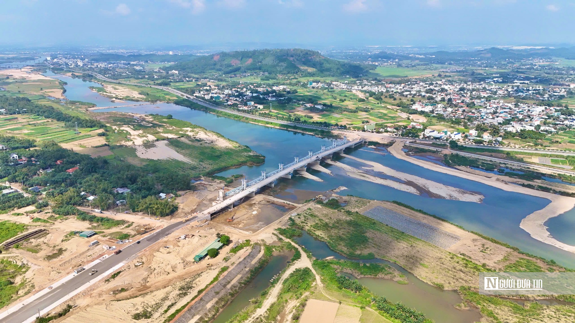 Đập d&acirc;ng s&ocirc;ng Tr&agrave; Kh&uacute;c gần 1.500 tỷ đồng hối hả thi c&ocirc;ng nước r&uacute;t, nỗ lực th&ocirc;ng xe trước Tết 2026- Ảnh 2.