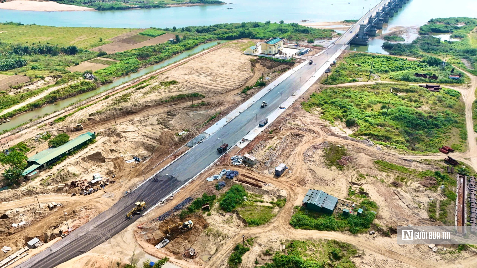 Đập d&acirc;ng s&ocirc;ng Tr&agrave; Kh&uacute;c gần 1.500 tỷ đồng hối hả thi c&ocirc;ng nước r&uacute;t, nỗ lực th&ocirc;ng xe trước Tết 2026- Ảnh 13.