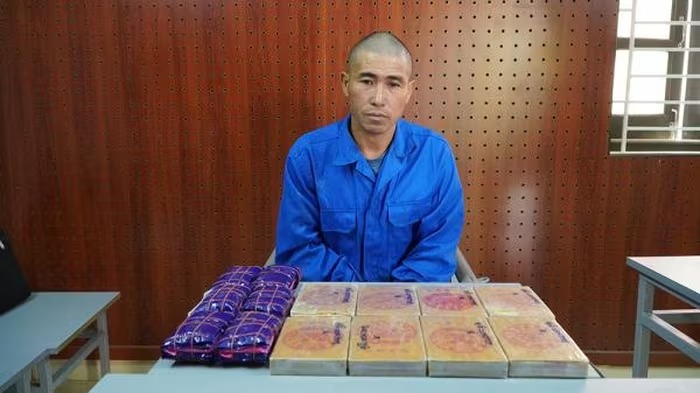 Bắt đối tượng vận chuyển trái phép 10 bánh ma túy- Ảnh 1.