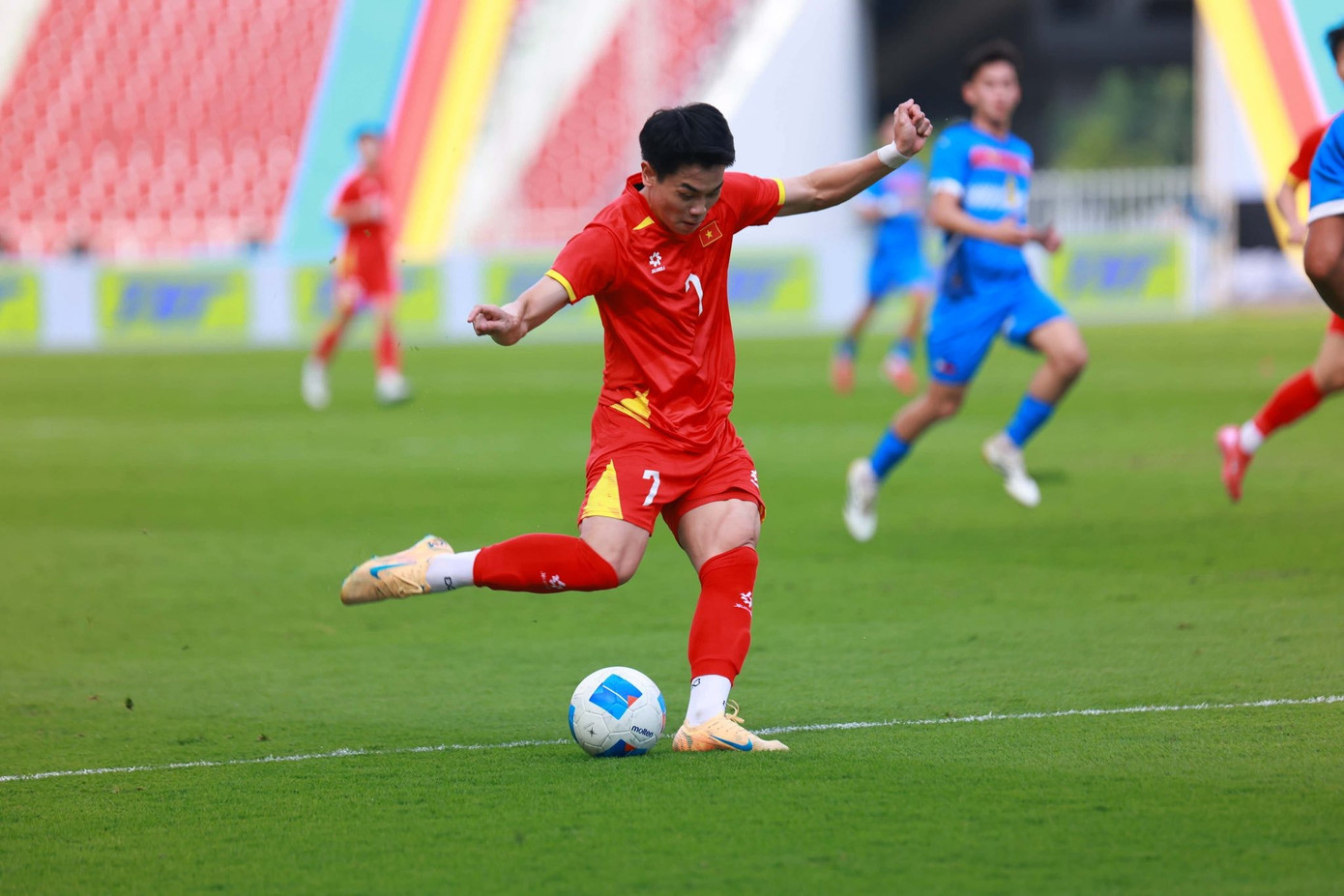 Tiền vệ Nguyễn Đ&igrave;nh Bắc: Cực đơn giản m&agrave; chất giữa đời thường- Ảnh 1.