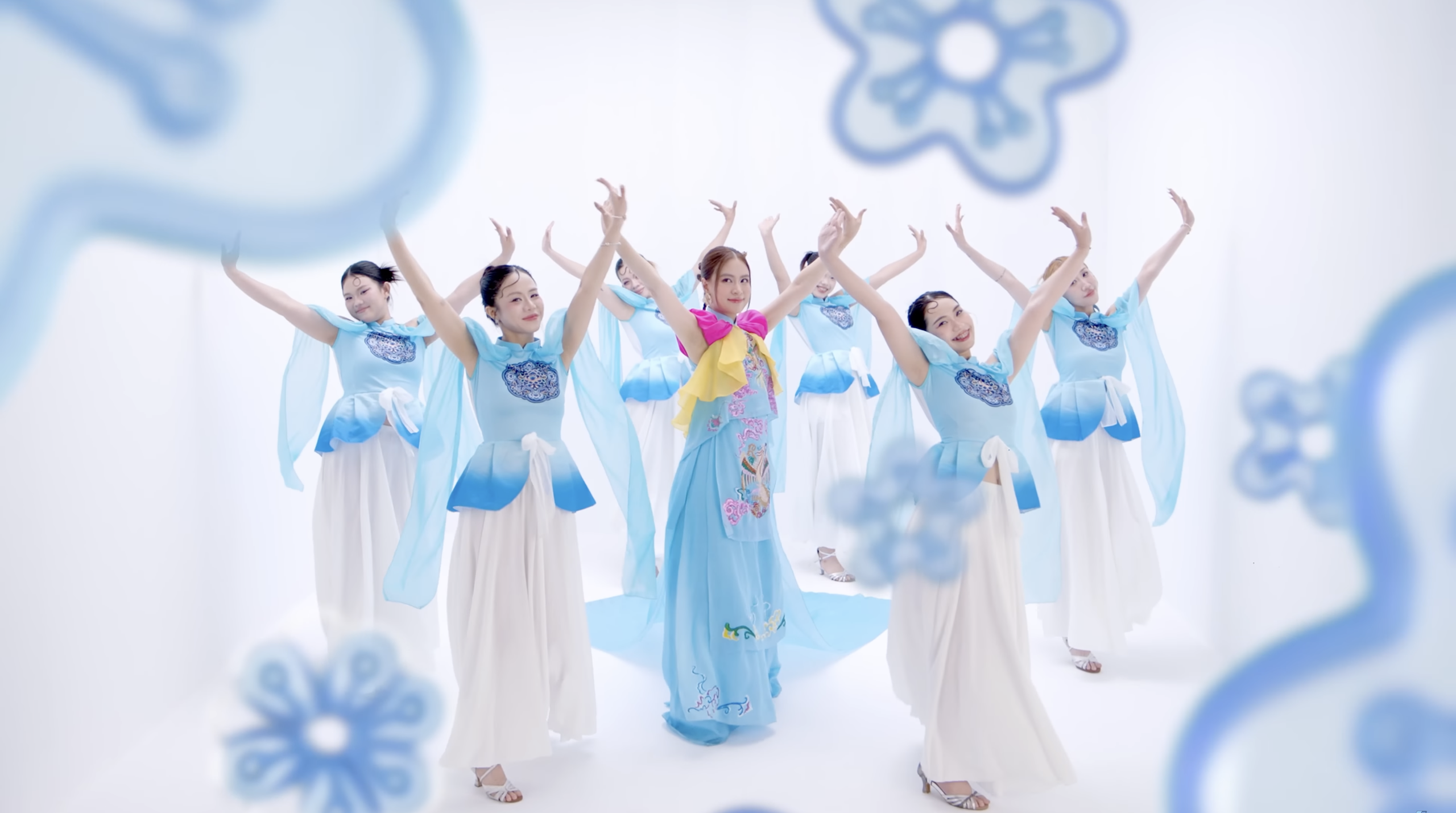 Loạt thành tích ấn tượng của Hoàng Thuỳ Linh cùng Rực Rỡ 30 - Ảnh 1.