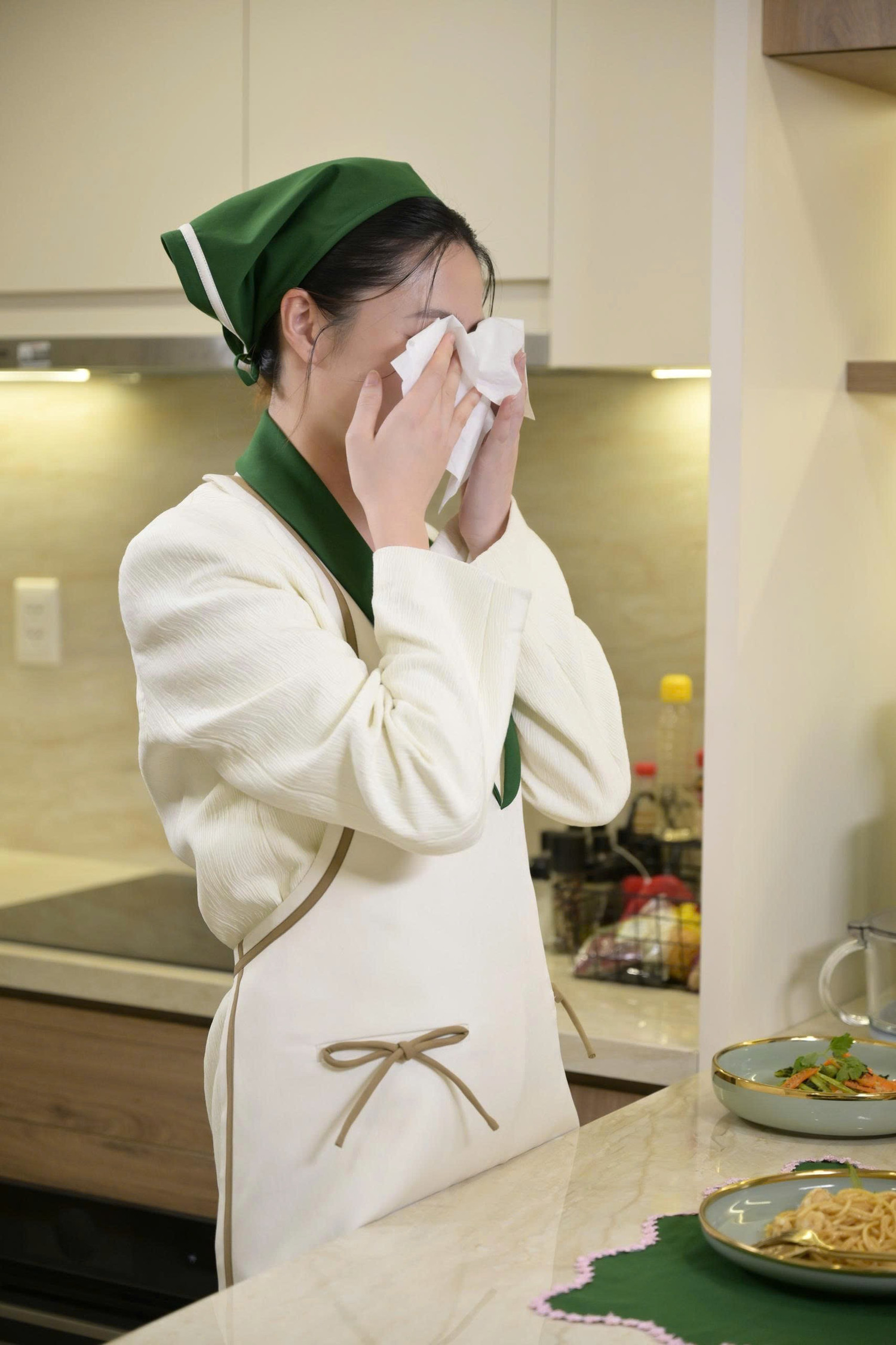 Rời cuộc sống Hoa hậu, Lương Thùy Linh làm người giúp việc, thu dọn chuồng thú trong Xinh-Đờ-Rê-Linh- Ảnh 2.