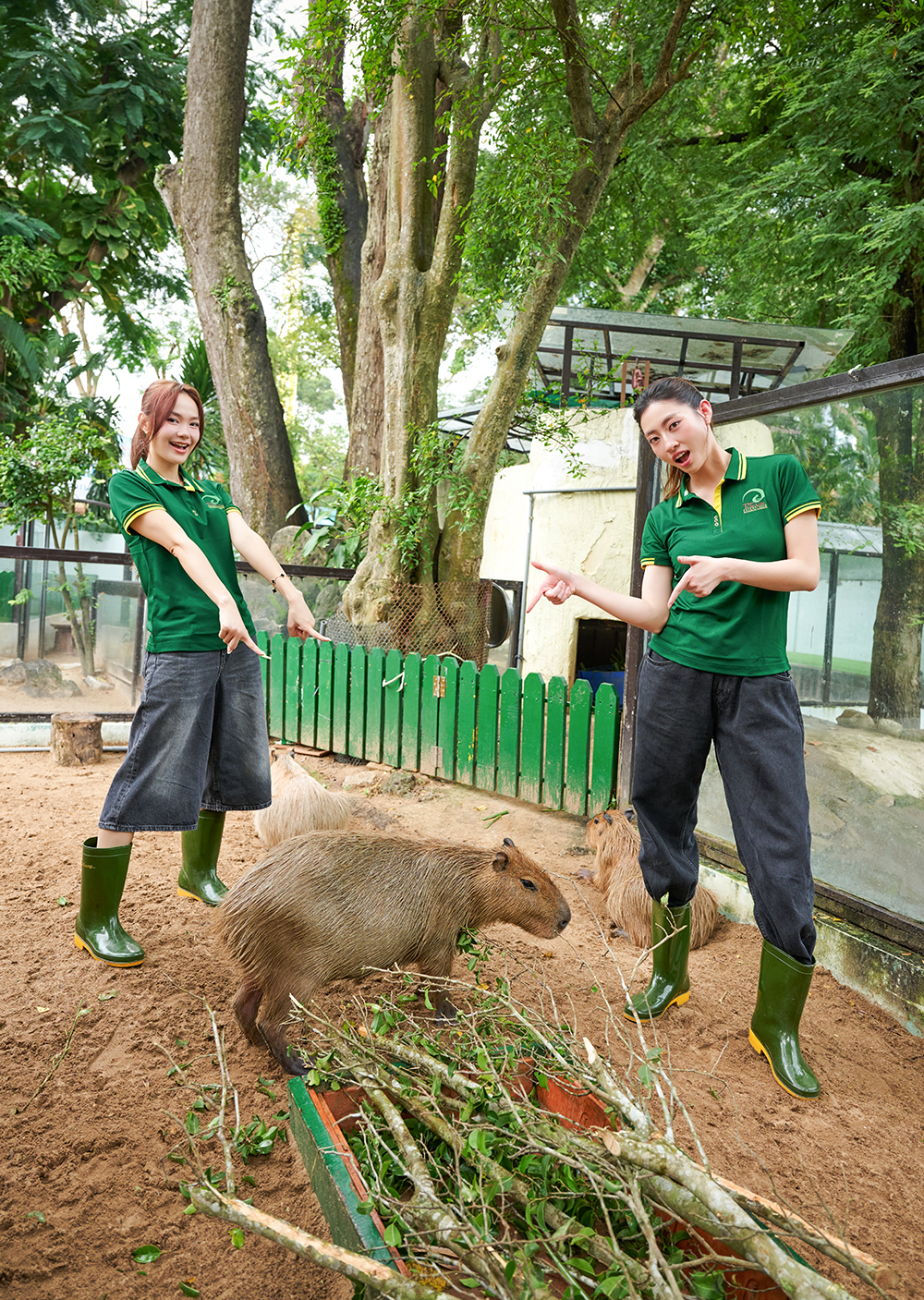Rời cuộc sống Hoa hậu, Lương Thùy Linh làm người giúp việc, thu dọn chuồng thú trong Xinh-Đờ-Rê-Linh- Ảnh 8.