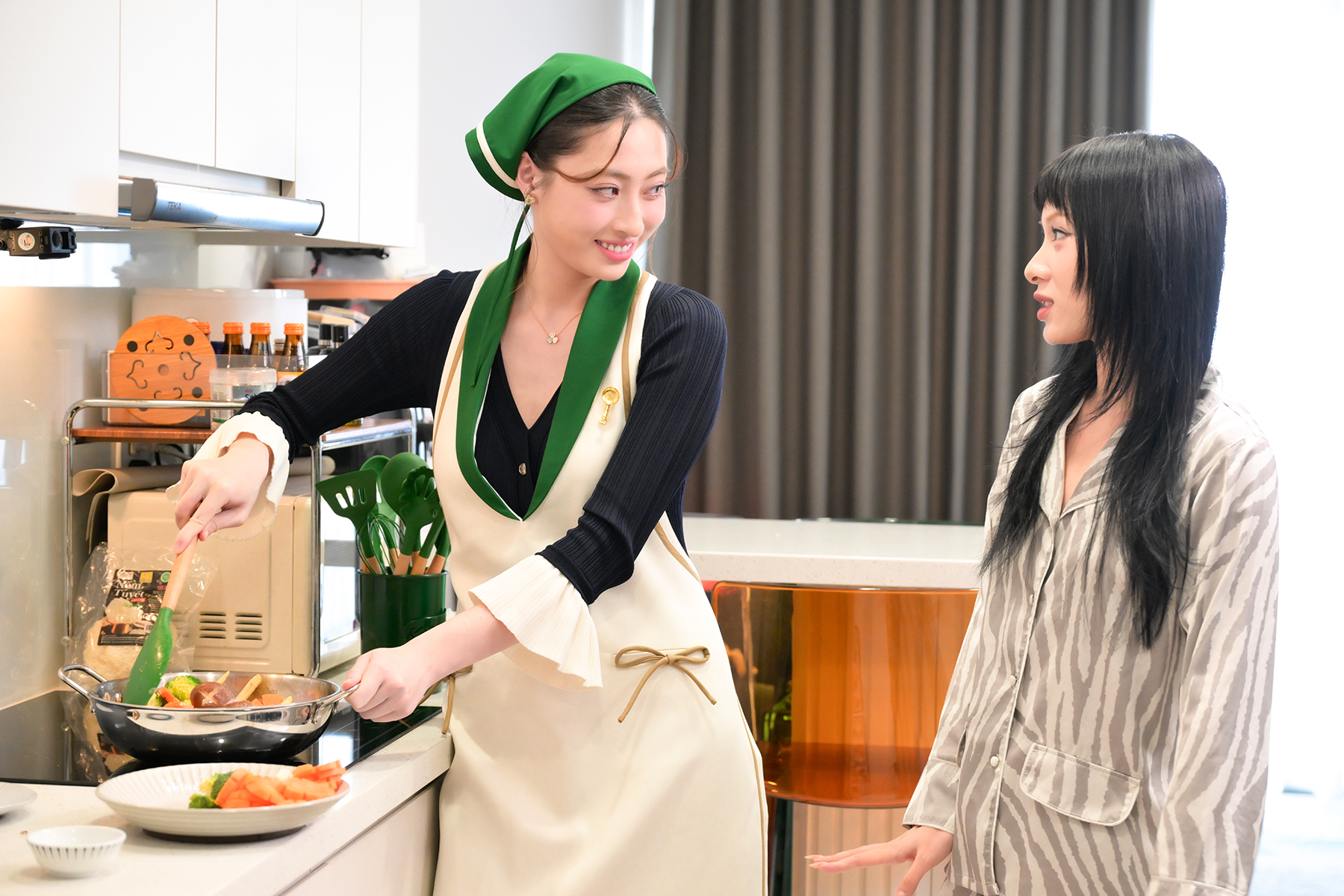 Rời cuộc sống Hoa hậu, Lương Thùy Linh làm người giúp việc, thu dọn chuồng thú trong Xinh-Đờ-Rê-Linh- Ảnh 1.