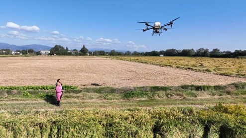 "B&agrave; ngoại si&ecirc;u ngầu": U90 g&acirc;y sốt khi l&aacute;i drone b&oacute;n ph&acirc;n, b&aacute;n gạo nline - Ảnh 3.