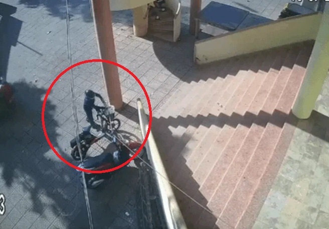 Người phụ nữ bị kẻ gian trộm 800 tờ vé số và thẻ cào trúng thưởng- Ảnh 1.