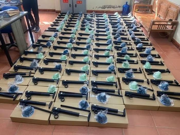 Triệt phá 'tổng kho' bán trái phép vũ khí quân dụng với số lượng lớn - Ảnh 2.