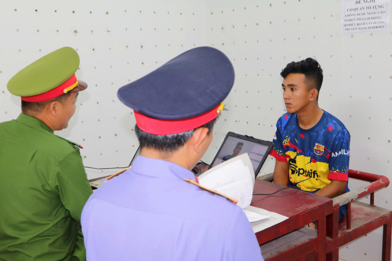 Khởi tố kẻ mua dâm, siết cổ nạn nhân để cướp tài sản- Ảnh 1.