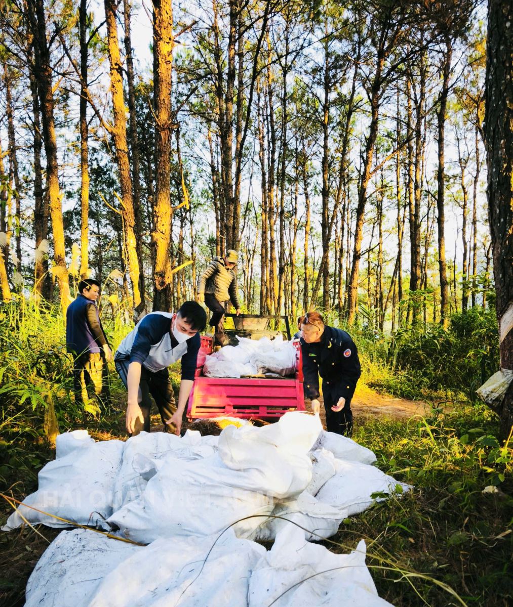 1.000kg chân lợn bốc mùi, 220kg xúc xích đông lạnh vừa bị thu giữ- Ảnh 1.