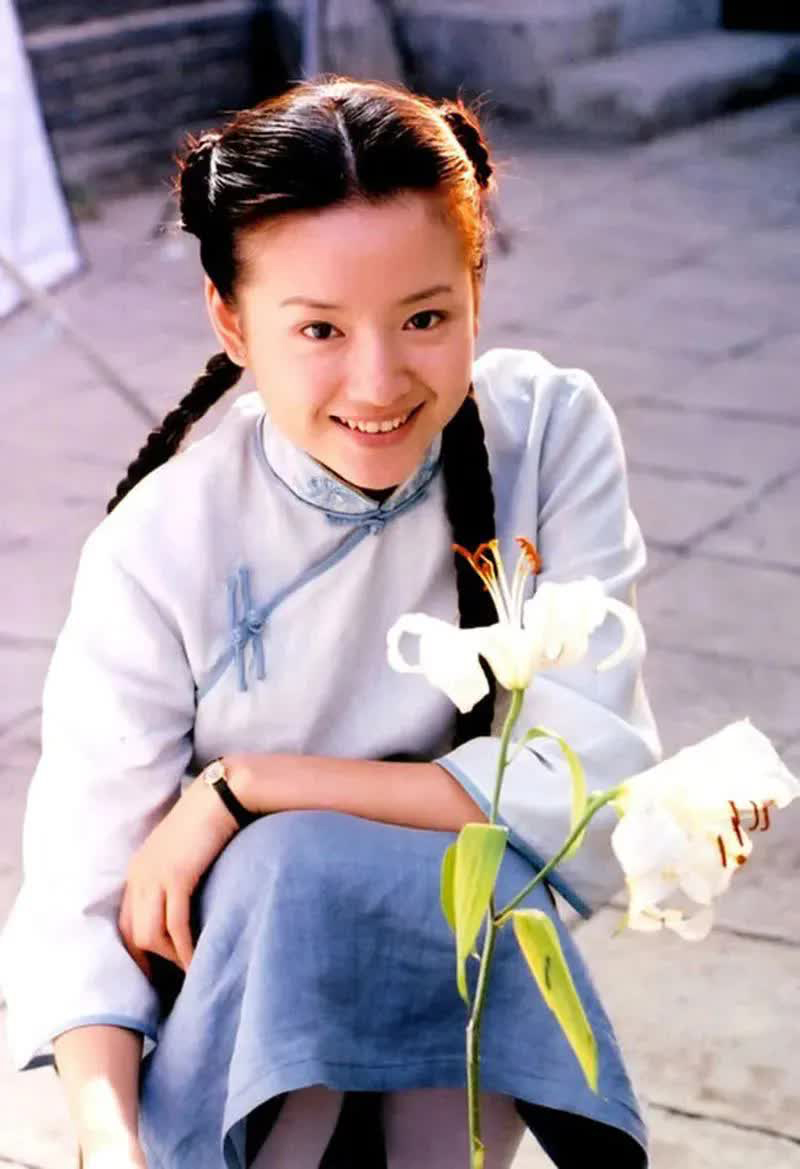 Bị quay lưng vì ồn ào ly hôn, nàng "ngọc nữ" từng được cả showbiz nâng niu nay chọn làm mẹ đơn thân - Ảnh 1.