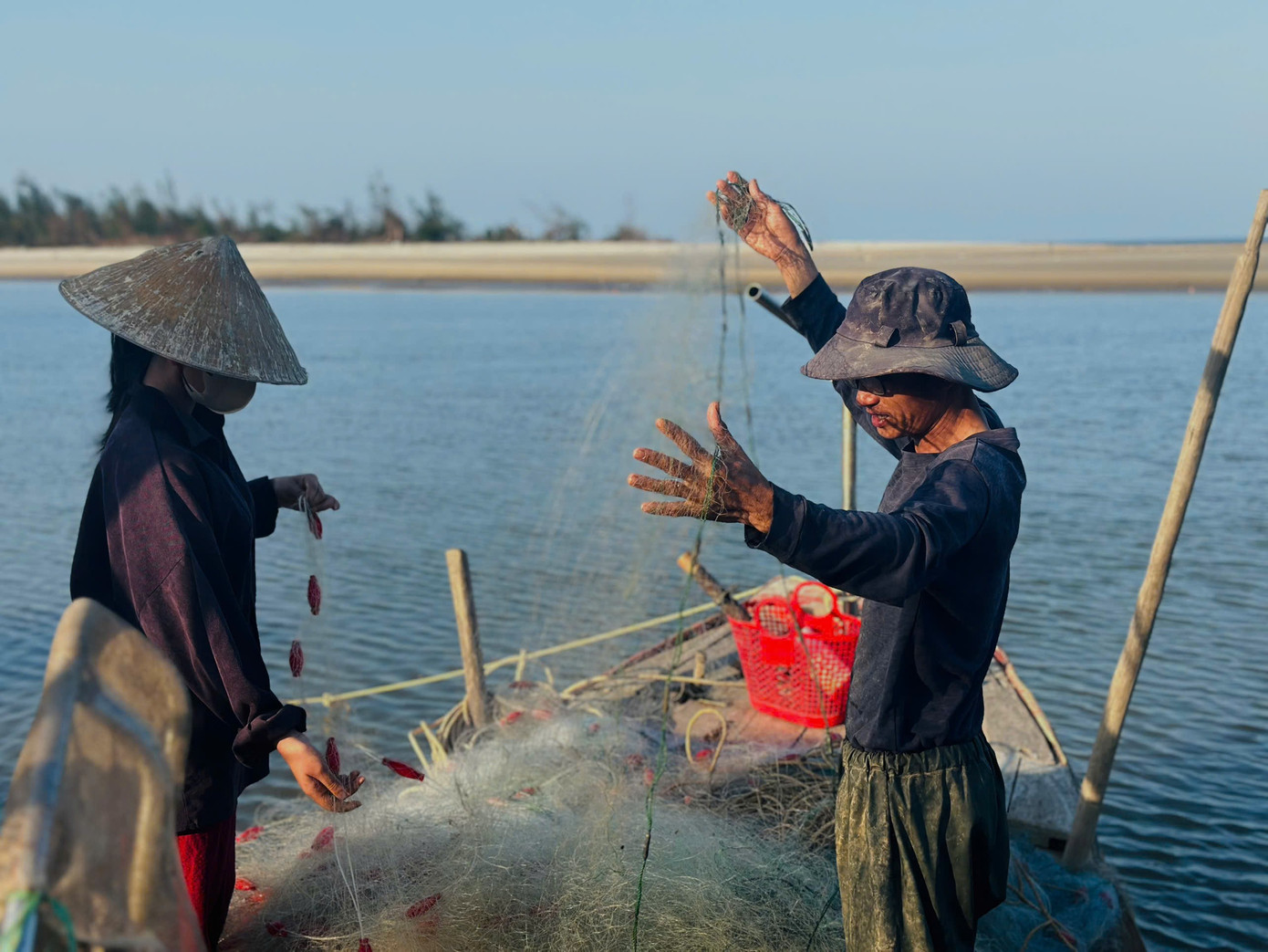Ngư d&acirc;n H&agrave; Tĩnh tr&uacute;ng đậm &lsquo;lộc biển&rsquo;, thu tiền triệu mỗi ng&agrave;y - Ảnh 9.