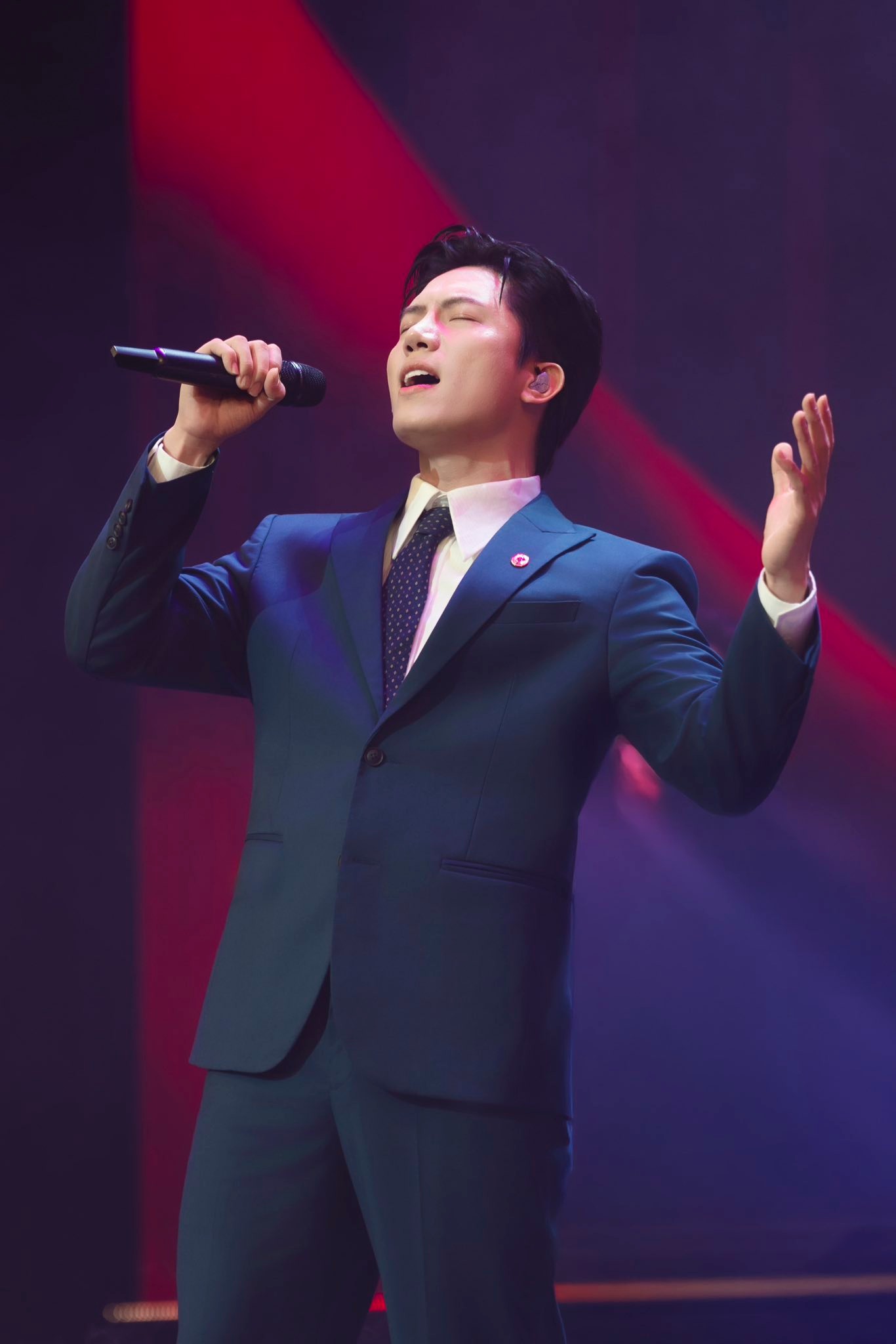 Nam ca sĩ đắt show bậc nhất showbiz và chuyện xúc động đằng sau ca khúc "Thưa Đảng" - Ảnh 2.