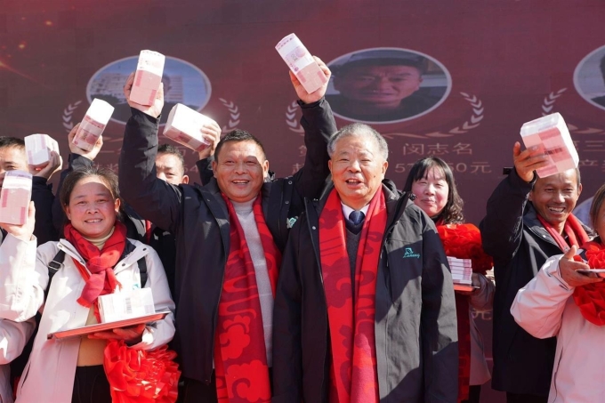 Cho&aacute;ng ngợp &ldquo;n&uacute;i tiền&rdquo; thưởng Tết hơn 80 tỷ đồng của h&agrave;ng trăm n&ocirc;ng d&acirc;n - Ảnh 2.