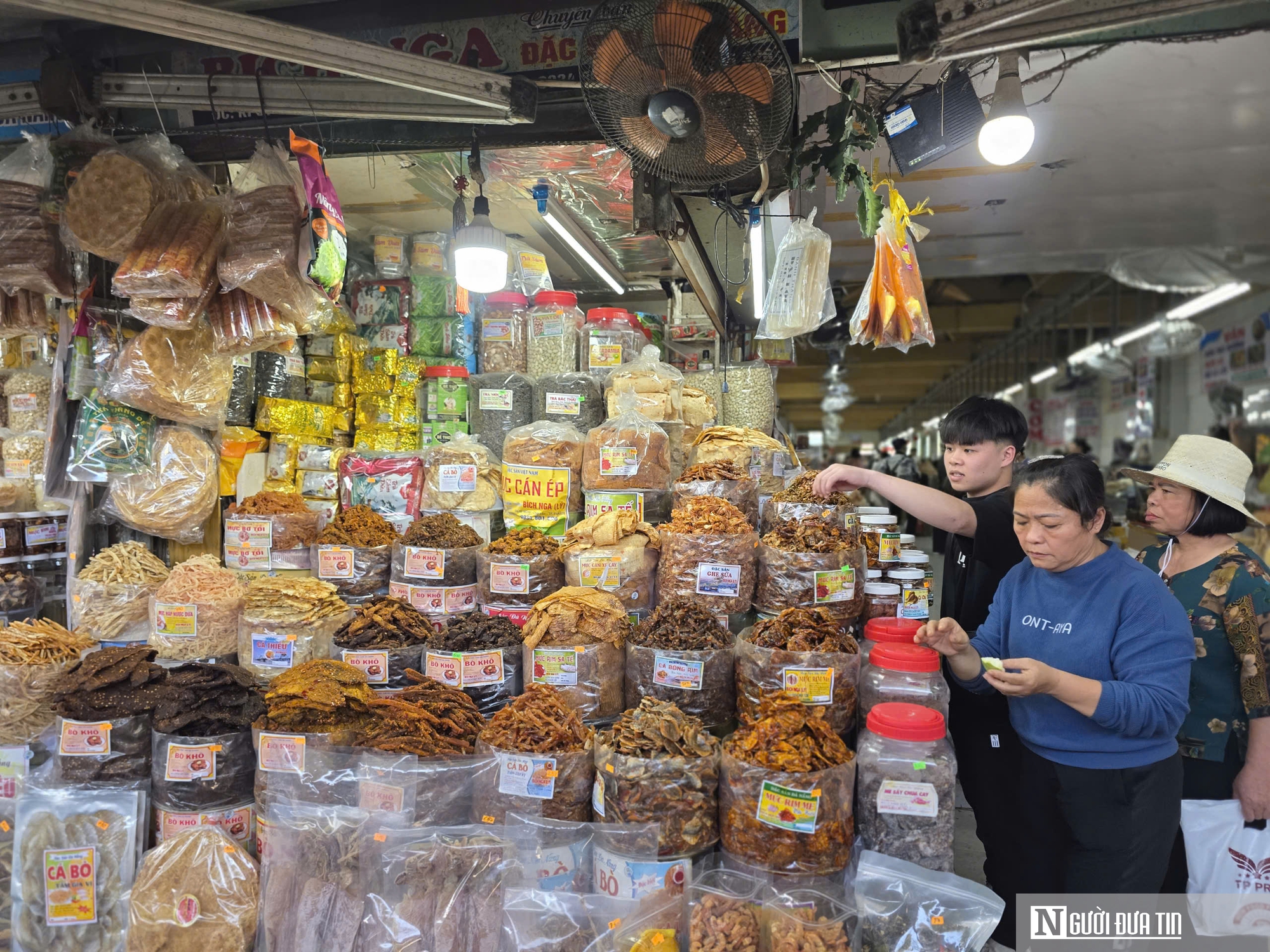 Thị trường ti&ecirc;u d&ugrave;ng Tết "ấm" dần, kh&ocirc;ng lo thiếu h&agrave;ng- Ảnh 4.