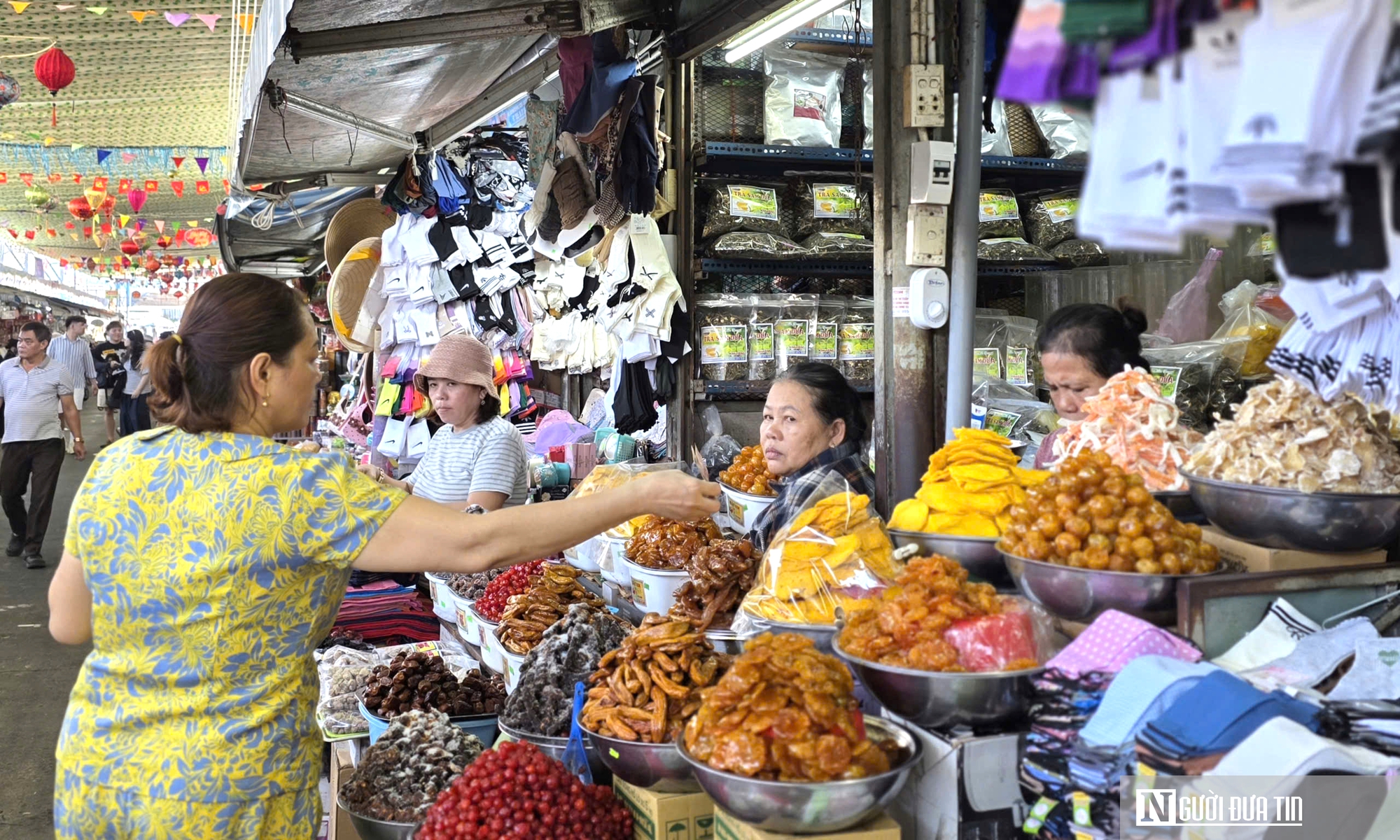Thị trường tiêu dùng Tết "ấm" dần, không lo thiếu hàng- Ảnh 5.