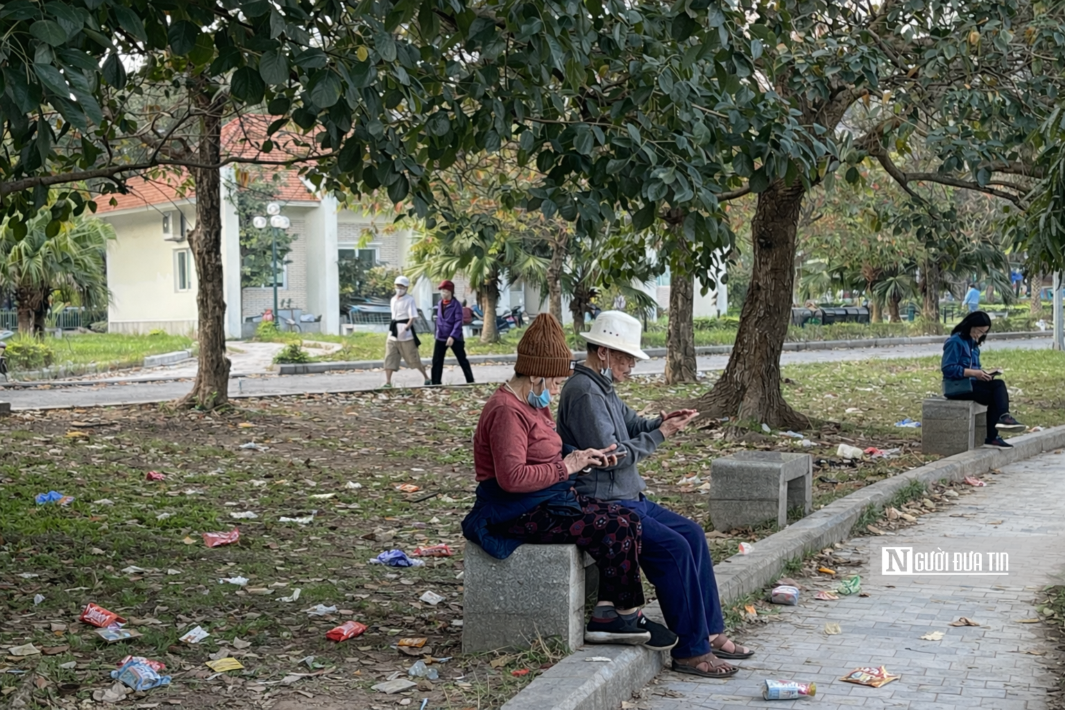 Hồ điều hòa Mai Dịch ngập rác, môi trường xuống cấp nghiêm trọng - Ảnh 1.