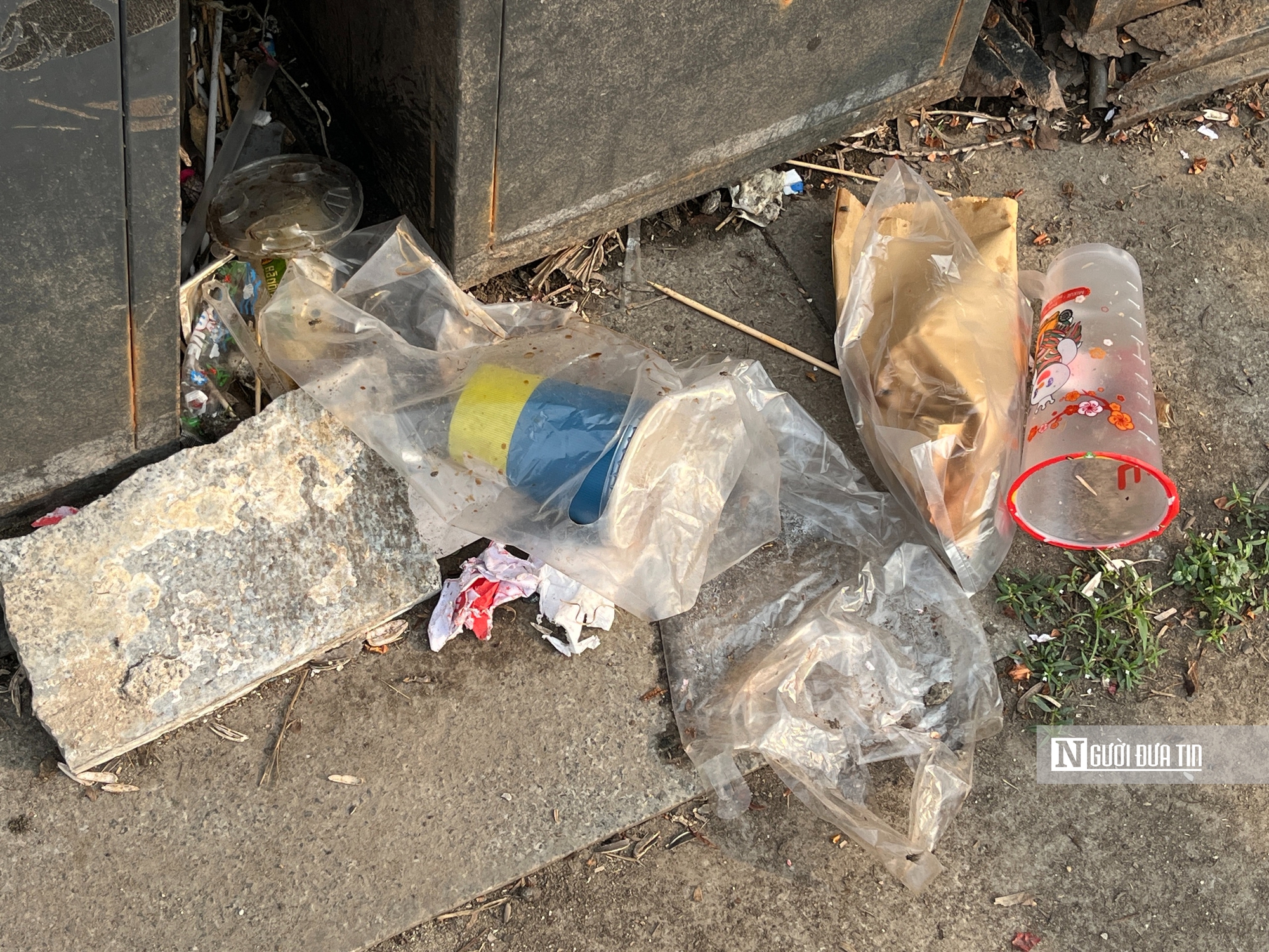 Hồ điều hòa Mai Dịch ngập rác, môi trường xuống cấp nghiêm trọng - Ảnh 4.