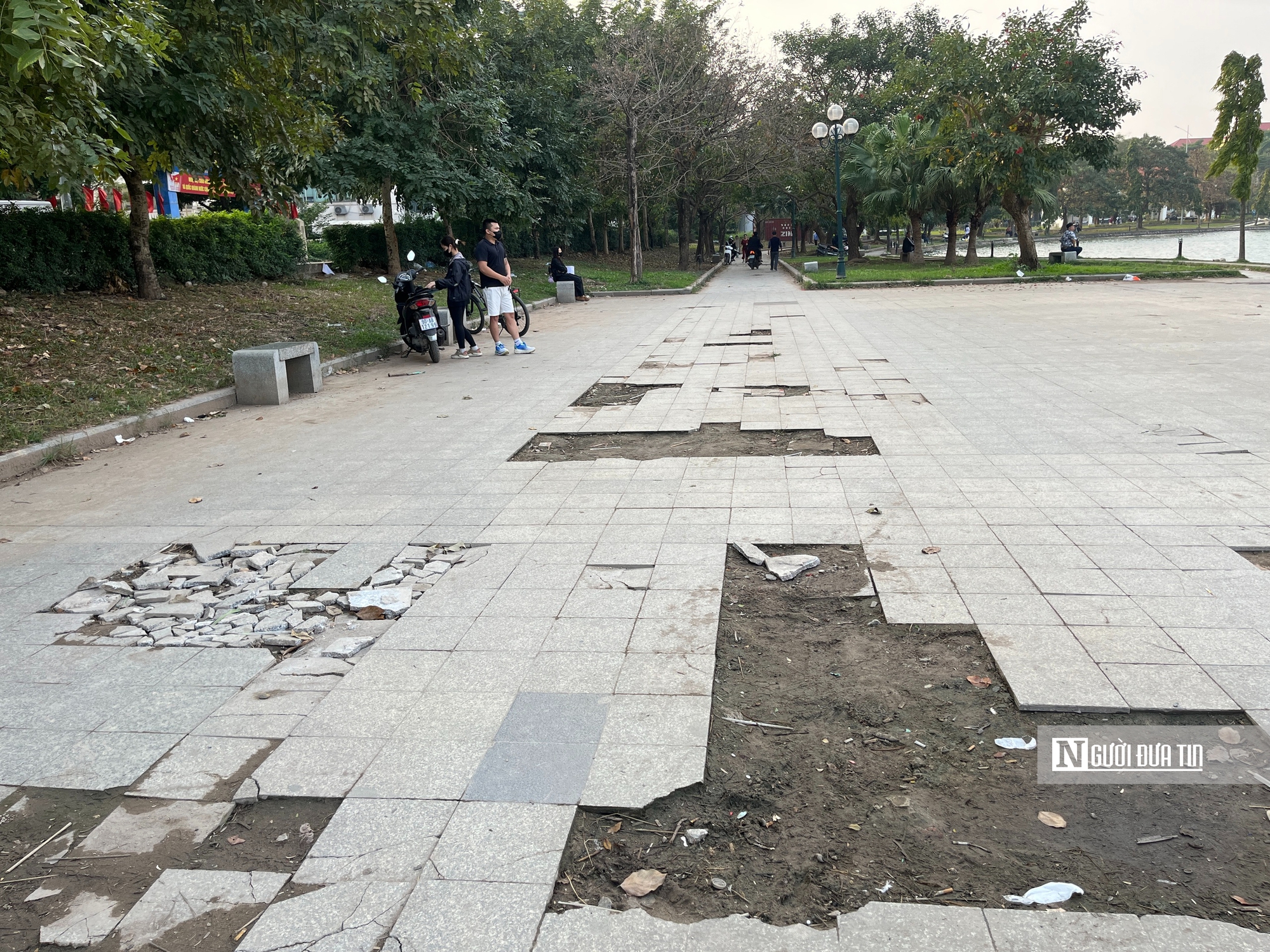 Hồ điều hòa Mai Dịch ngập rác, môi trường xuống cấp nghiêm trọng - Ảnh 5.