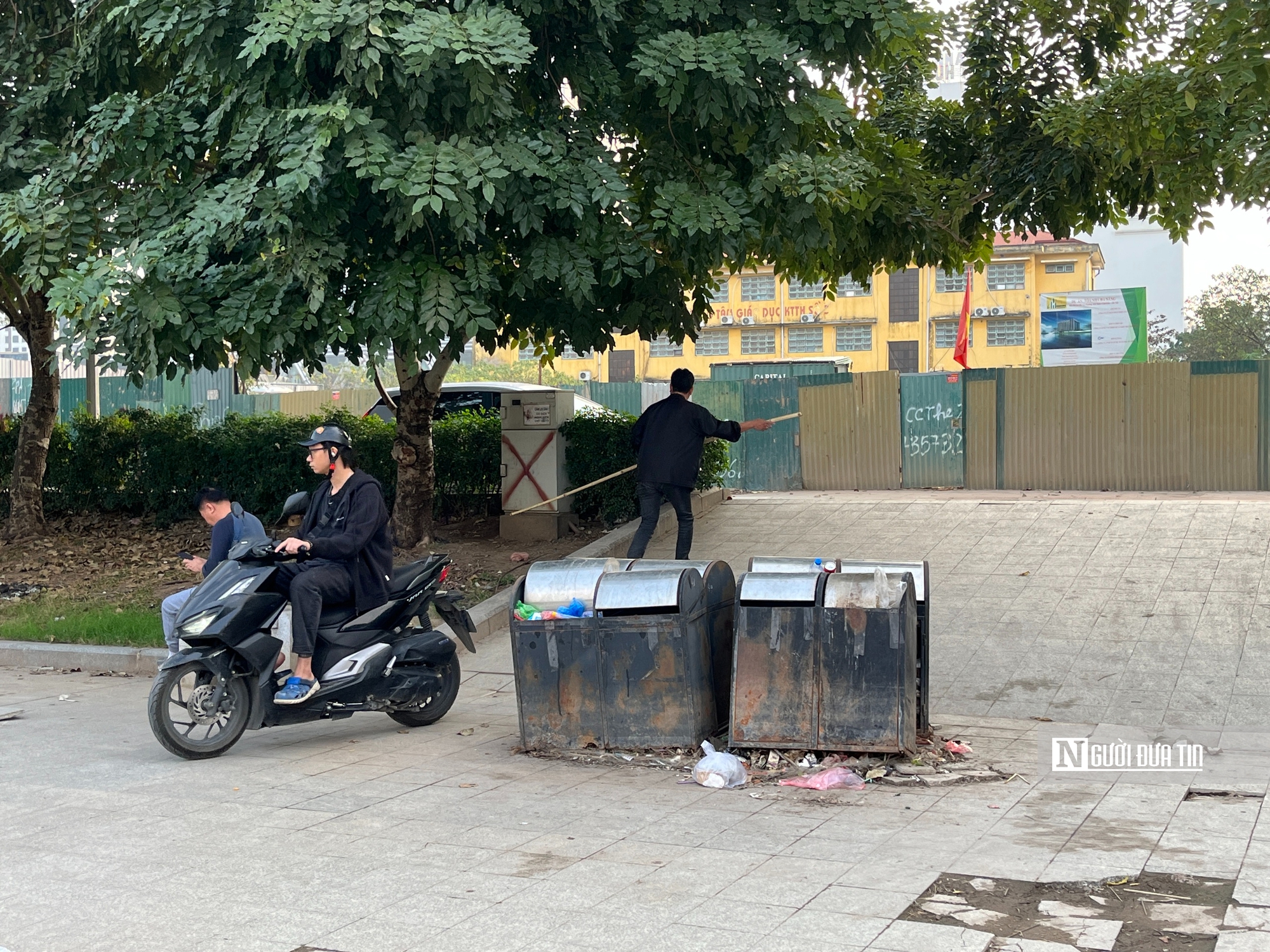 Hồ điều hòa Mai Dịch ngập rác, môi trường xuống cấp nghiêm trọng - Ảnh 6.