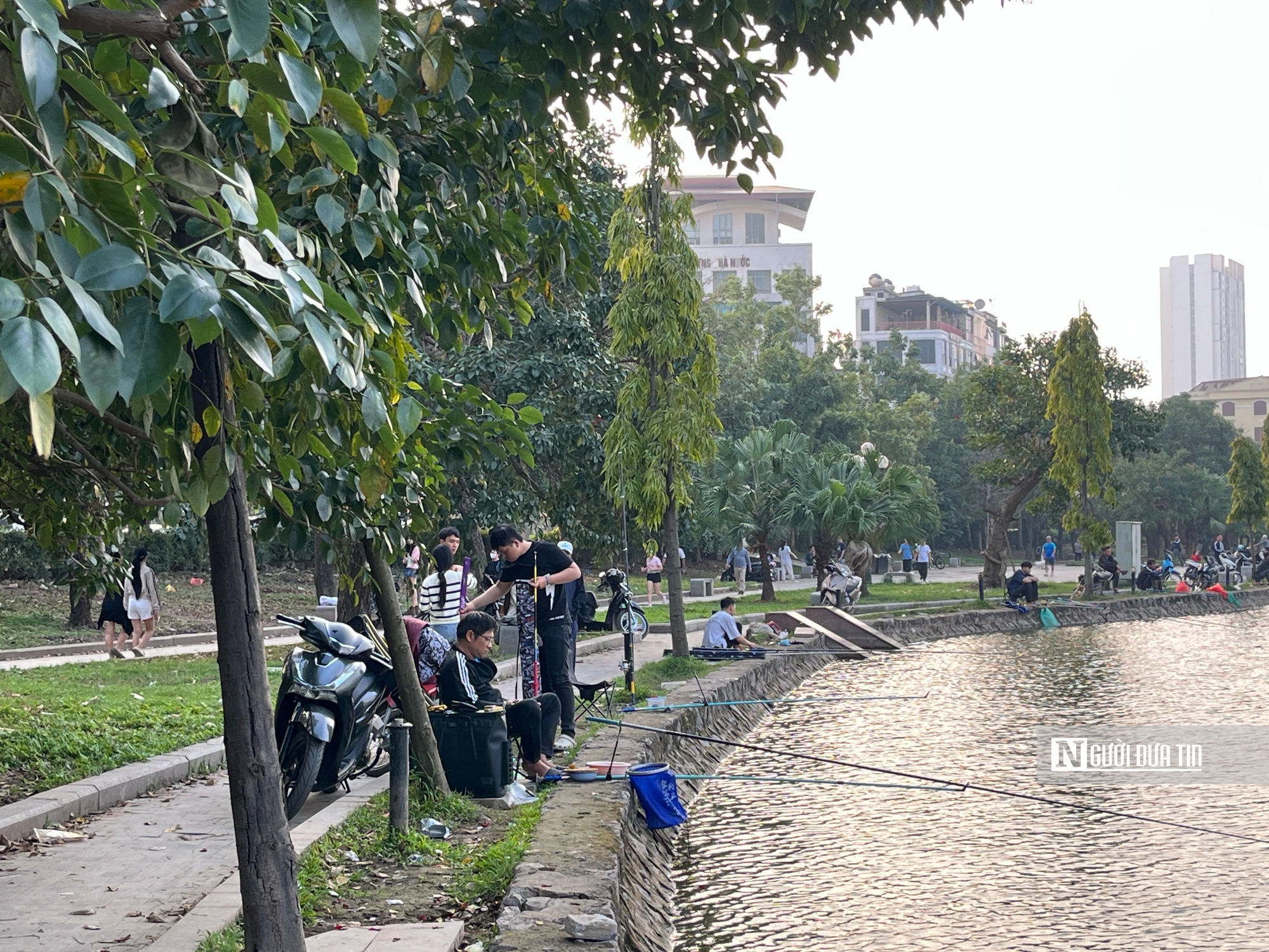 Hồ điều hòa Mai Dịch ngập rác, môi trường xuống cấp nghiêm trọng - Ảnh 7.