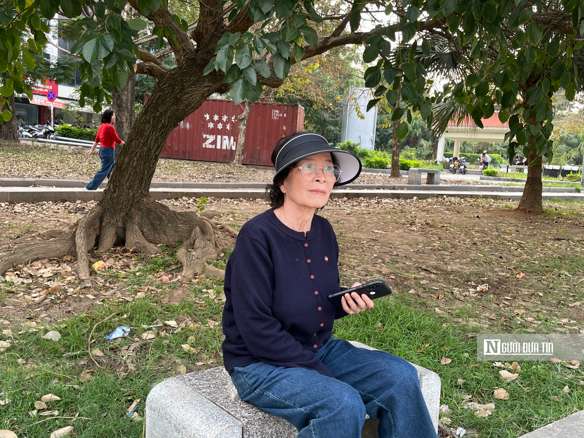 Hồ điều hòa Mai Dịch ngập rác, môi trường xuống cấp nghiêm trọng - Ảnh 8.