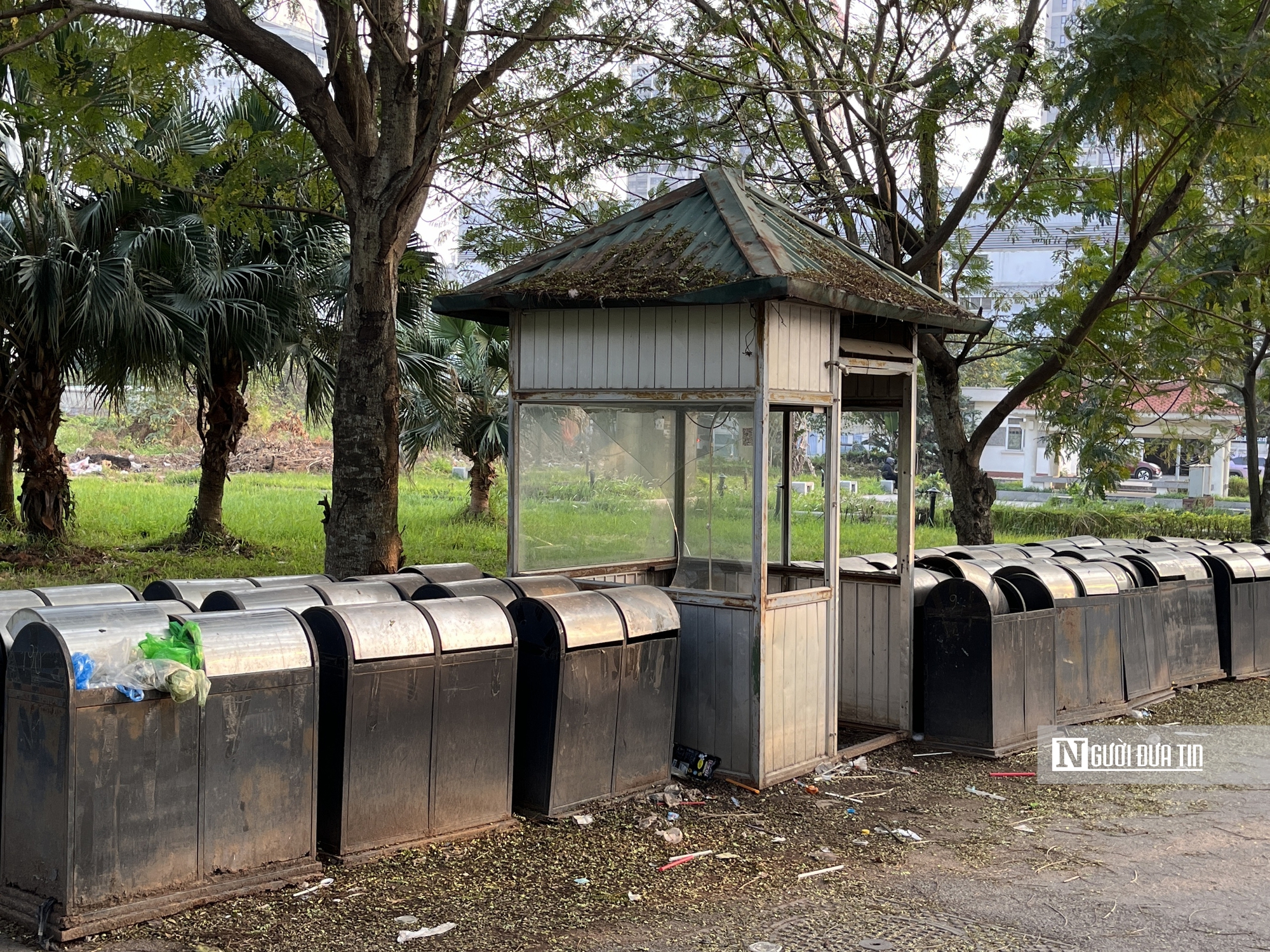 Hồ điều hòa Mai Dịch ngập rác, môi trường xuống cấp nghiêm trọng - Ảnh 11.