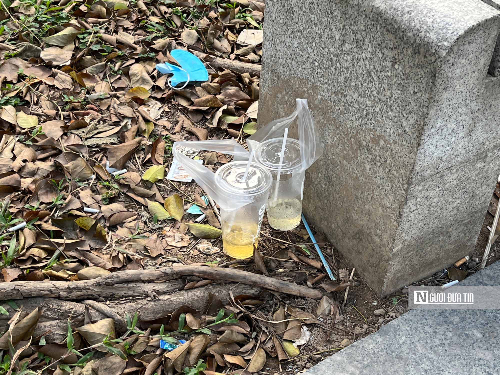 Hồ điều hòa Mai Dịch ngập rác, môi trường xuống cấp nghiêm trọng - Ảnh 13.