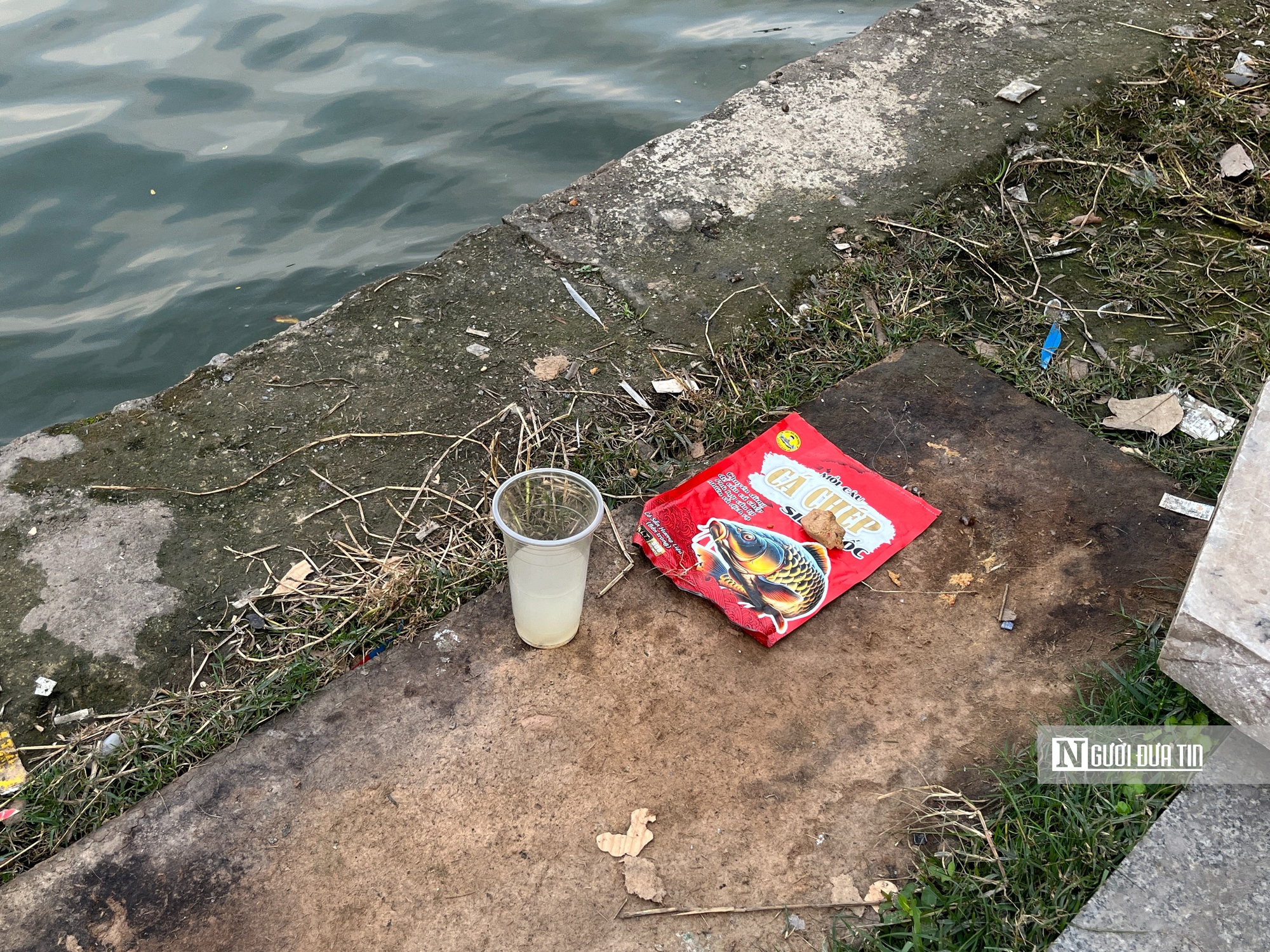 Hồ điều hòa Mai Dịch ngập rác, môi trường xuống cấp nghiêm trọng - Ảnh 14.