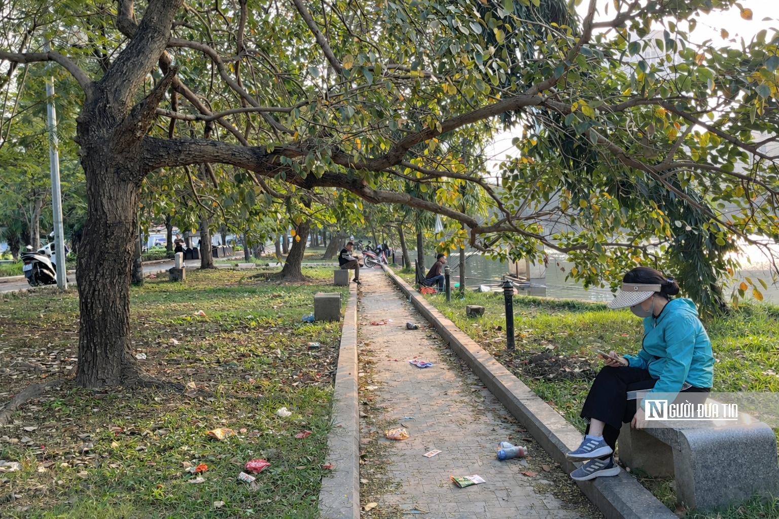 Hồ điều hòa Mai Dịch ngập rác, môi trường xuống cấp nghiêm trọng - Ảnh 16.