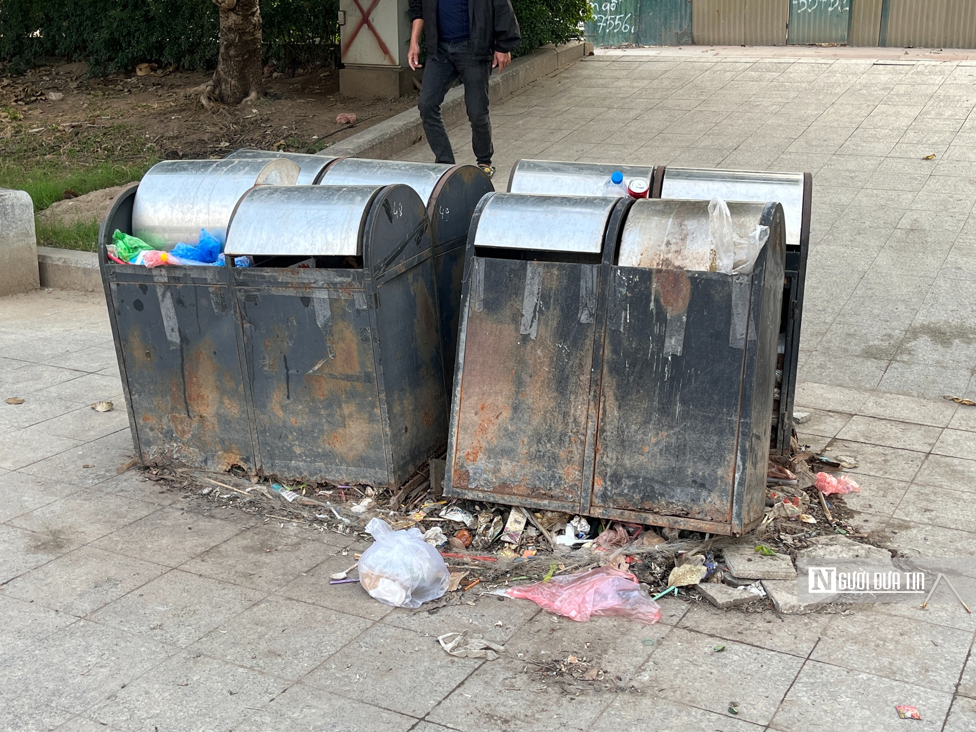 Hồ điều hòa Mai Dịch ngập rác, môi trường xuống cấp nghiêm trọng - Ảnh 17.