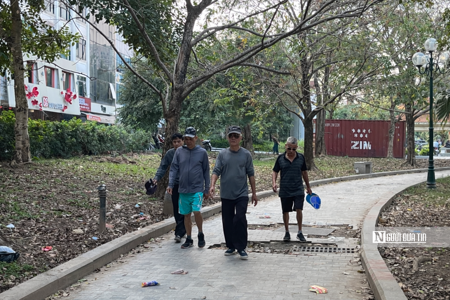 Hồ điều hòa Mai Dịch ngập rác, môi trường xuống cấp nghiêm trọng - Ảnh 18.