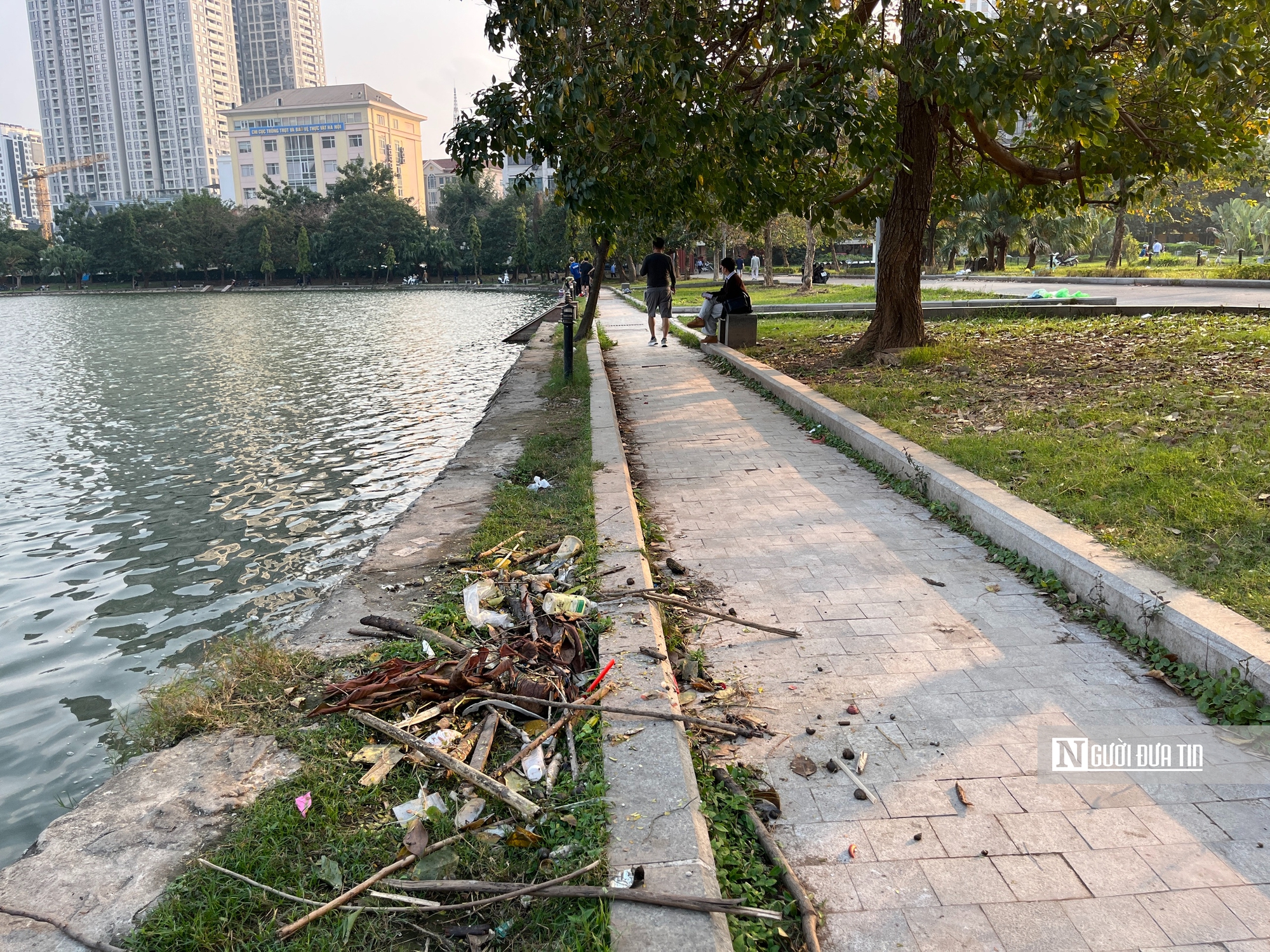 Hồ điều hòa Mai Dịch ngập rác, môi trường xuống cấp nghiêm trọng - Ảnh 19.