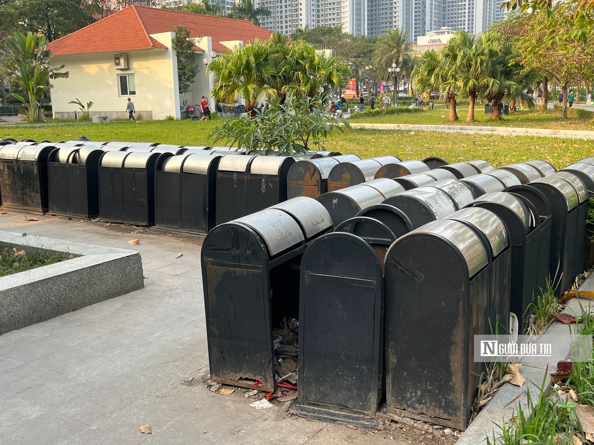 Hồ điều hòa Mai Dịch ngập rác, môi trường xuống cấp nghiêm trọng - Ảnh 15.