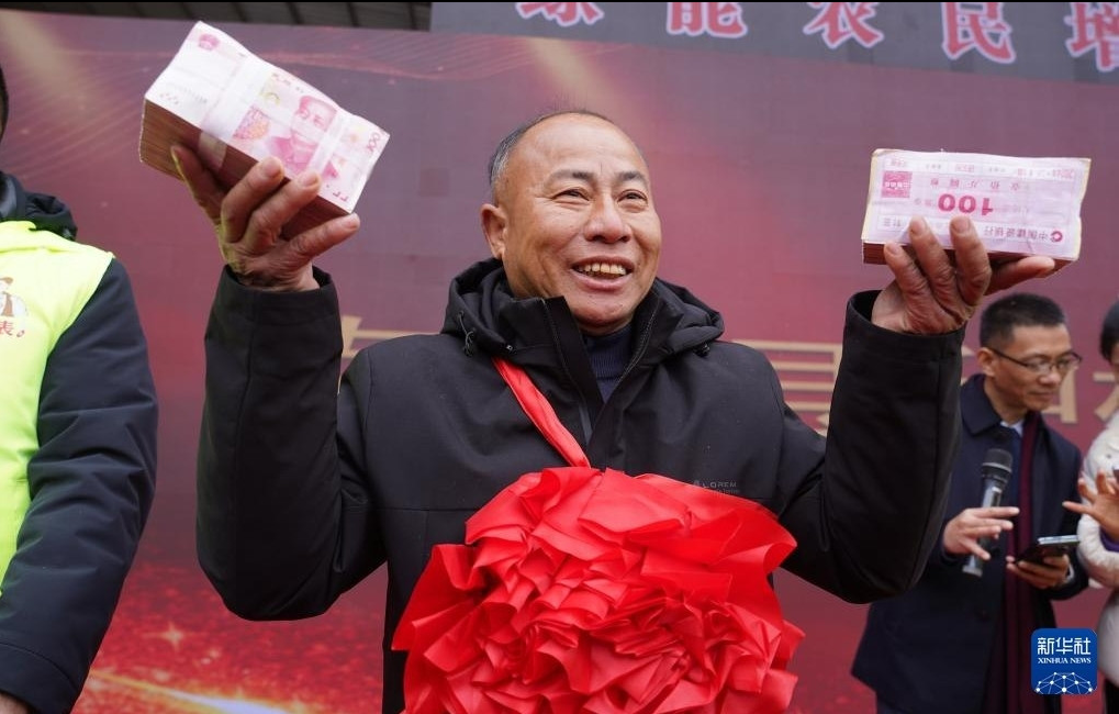 Choáng ngợp “núi tiền” thưởng Tết hơn 80 tỷ đồng của hàng trăm nông dân - Ảnh 3.