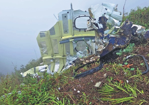 T&igrave;m thấy 1 nạn nh&acirc;n v&agrave; nhiều mảnh vỡ trong vụ rơi m&aacute;y bay - Ảnh 1.