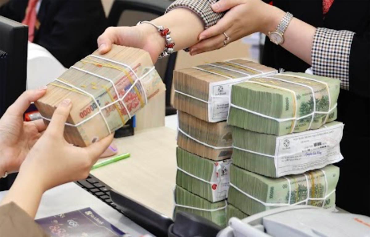 Tăng lãi suất, các ngân hàng hút tiền gửi- Ảnh 1.