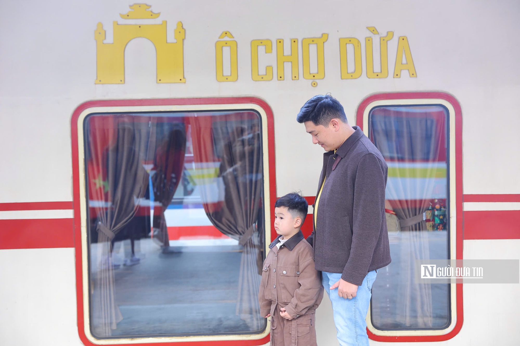 Chuyến t&agrave;u &ldquo;H&agrave; Nội 5 cửa &ocirc;&rdquo; h&uacute;t kh&aacute;ch, du kh&aacute;ch h&agrave;o hứng trải nghiệm- Ảnh 4.