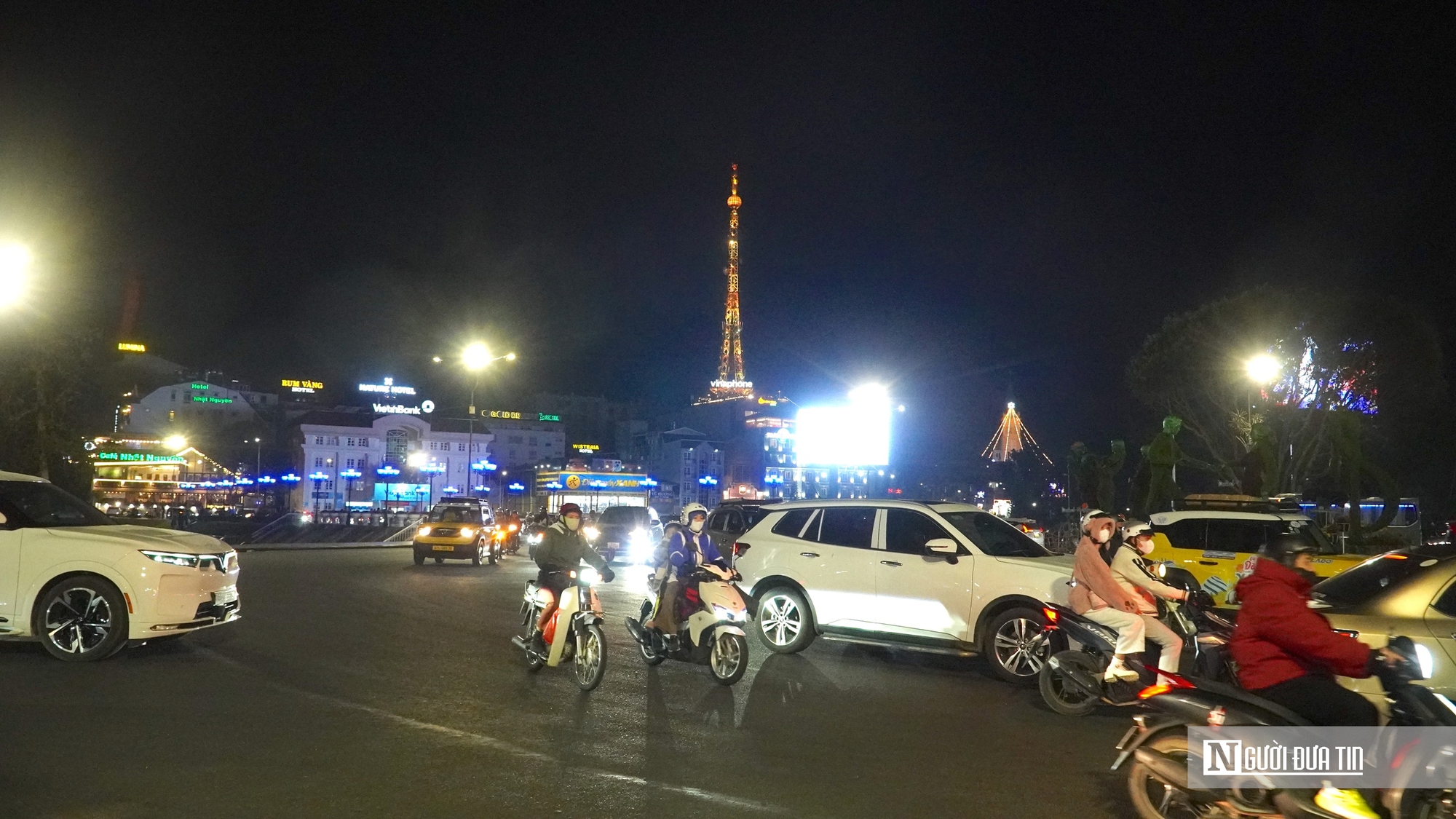 Đà Lạt ngày đầu năm: Chợ đêm kín người, quán cà phê kín chỗ- Ảnh 2. Đà Lạt ngày đầu năm: Chợ đêm kín người, quán cà phê kín chỗ- Ảnh 2.